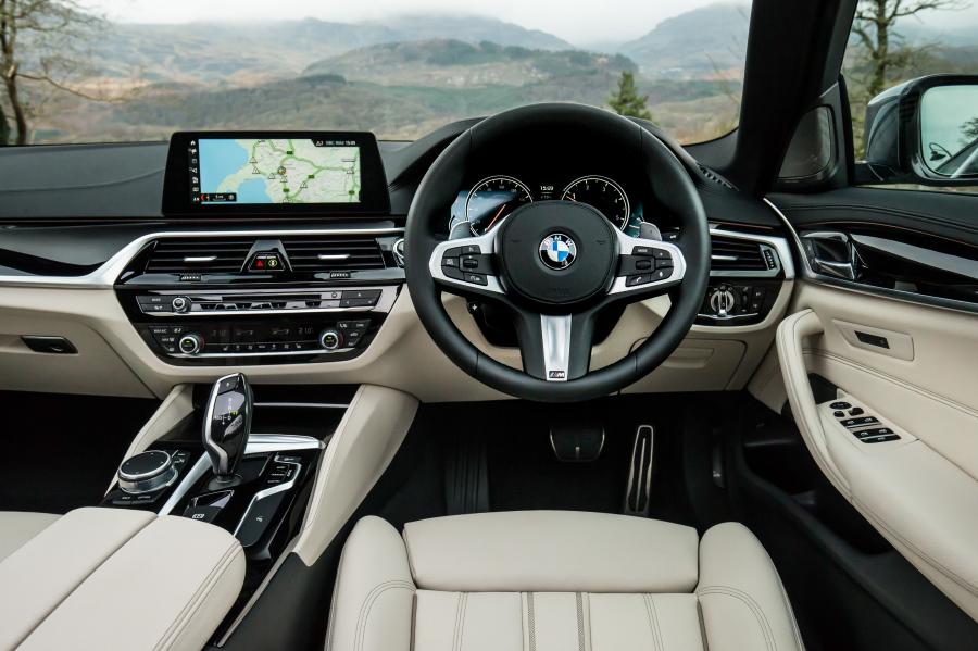 Интерьер BMW 520d Sedan M Sport 2017 года  (UK) (фото 16 из 40)